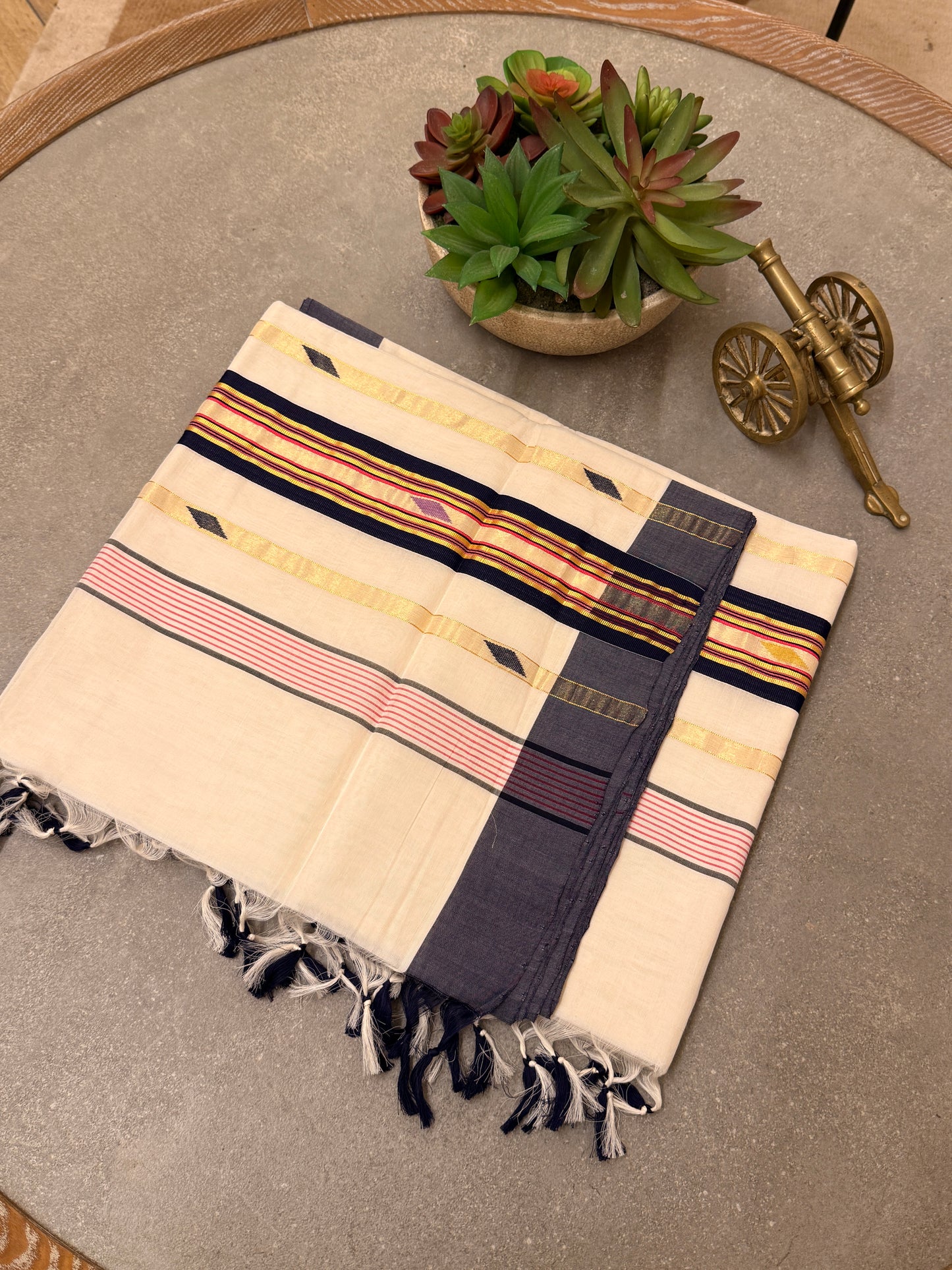 Pure Handloom Diamond Motifs Kasavu Saree