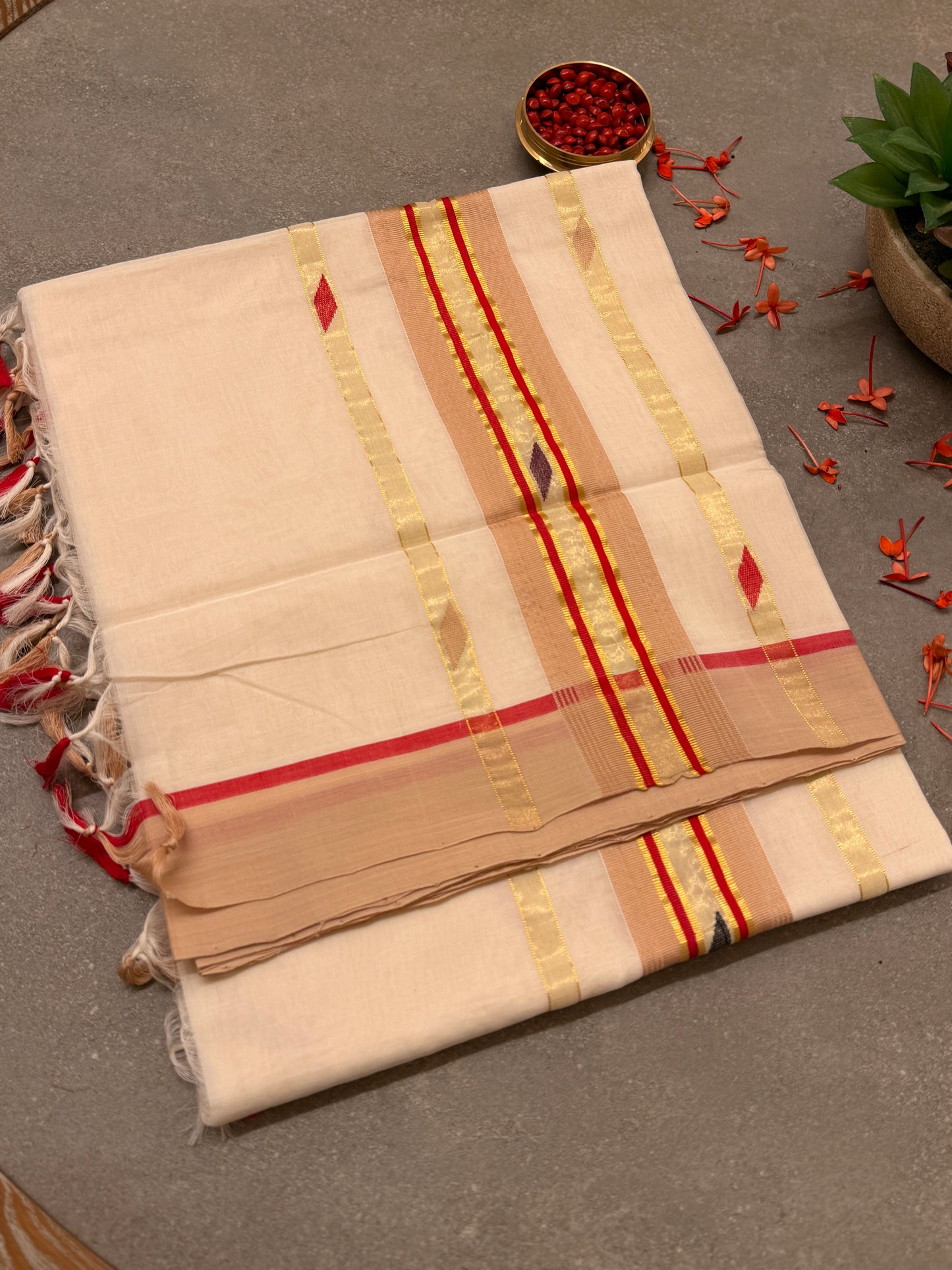 Pure Handloom Diamond Motifs Kasavu Saree