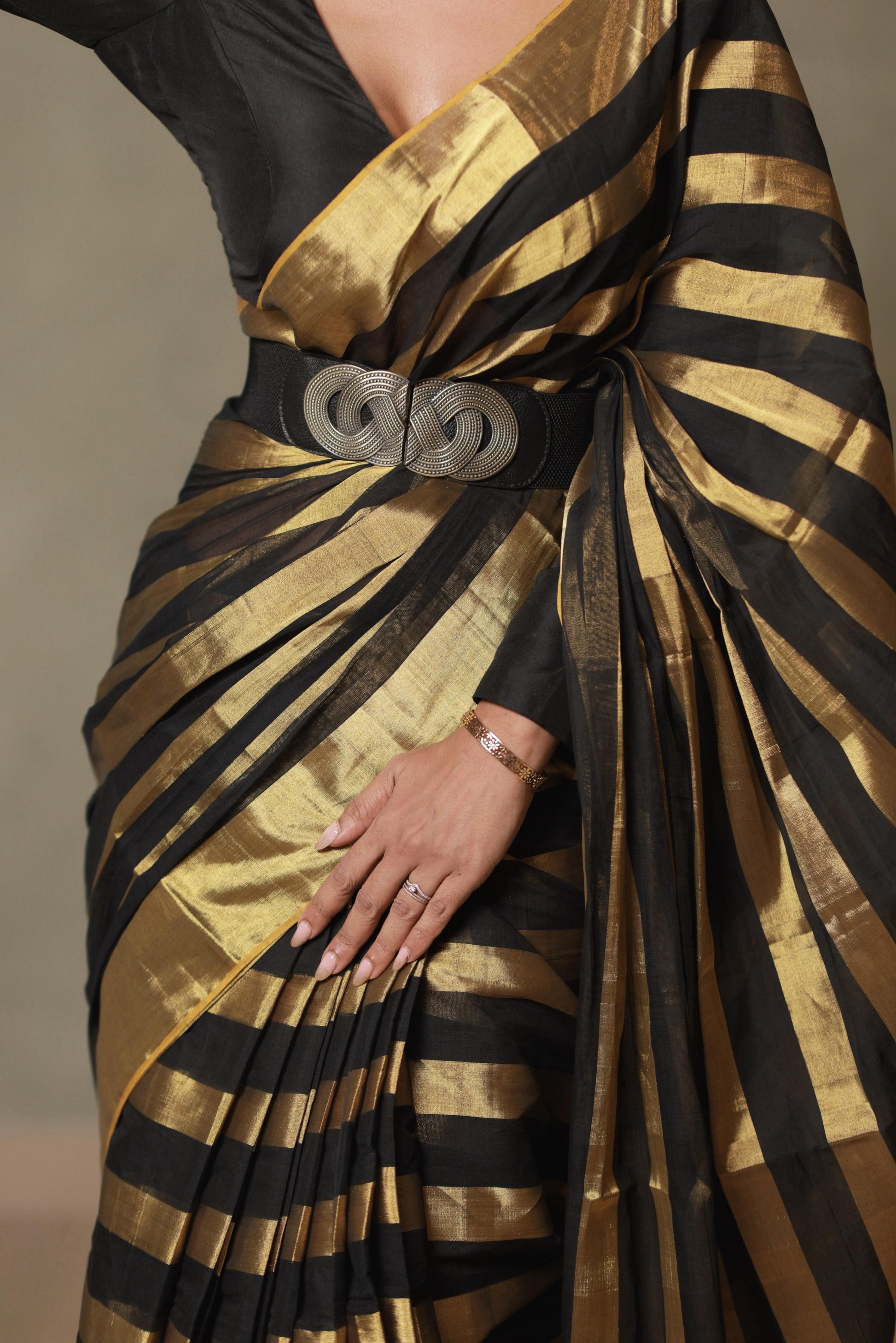 Close-up of the black and gold kasavu broad stripes across the body of the saree