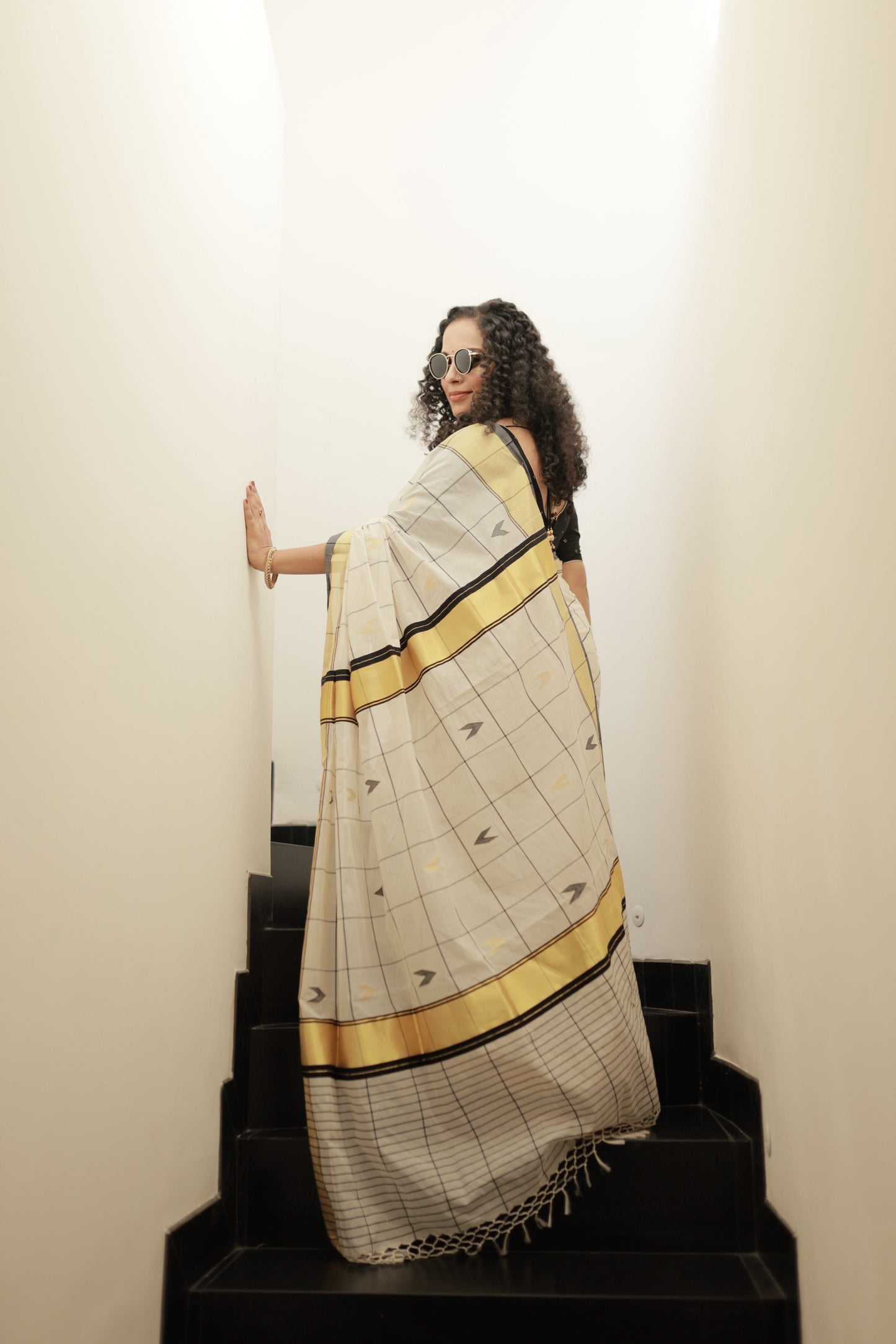 Pure Handloom Black Checks Kasavu Saree, back view showing the pallu falling full length with golden kasavu border